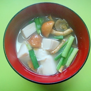 豆腐となめこニラの味噌汁